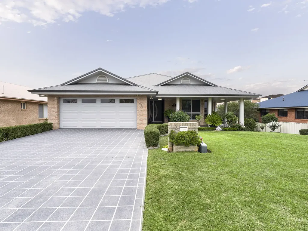 Inverell 4침실 "Modern Design, Prime Location, Exceptional Lifestyle"