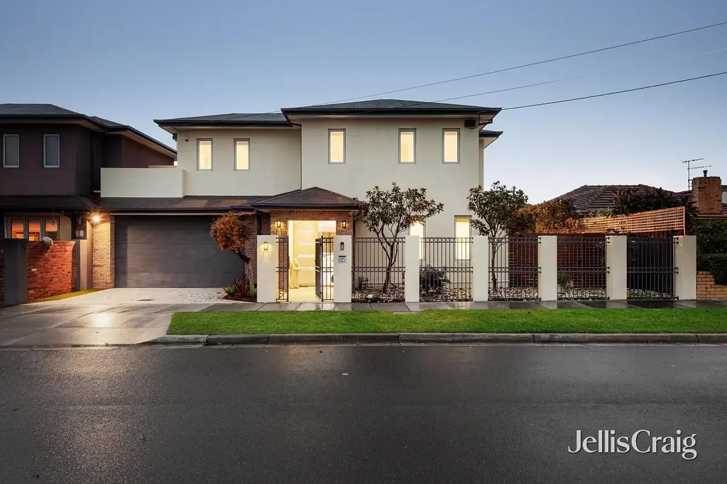 Bentleigh East 4 Bedroom Rare Find: Standalone Modern Family Living