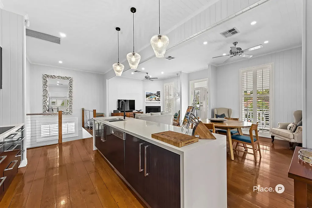 Norman Park 5Kwarto Elegant Family Living in Poets Corner – Classic Queenslander with Modern Style and Low-Maintenance Appeal