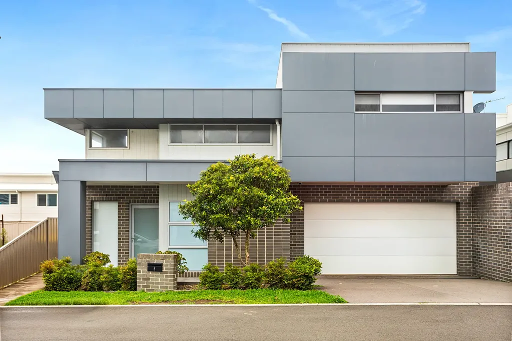 Modern 4 Bedroom Home Moments to the Marina