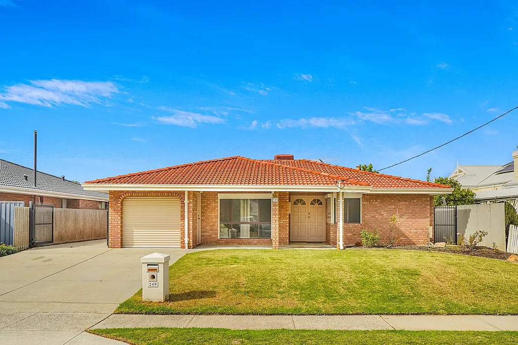 Stirling 4房  Rare Dual Living Opportunity on 692sqm