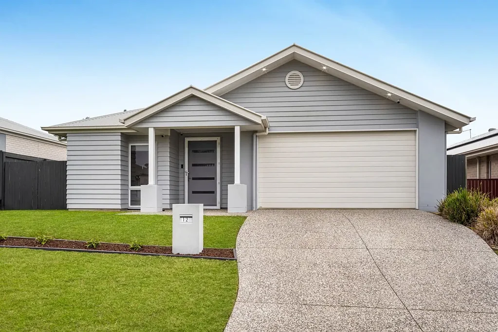 Thornlands 4 Bedroom LUXURY 4 BEDROOM LOWSET WITH 9 FOOT CEILINGS + SIDE ACCESS