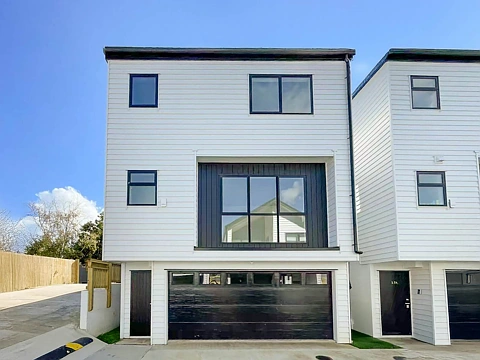 Bucklands Beach 6房  Brand-New Corner Home In Macleans Zone