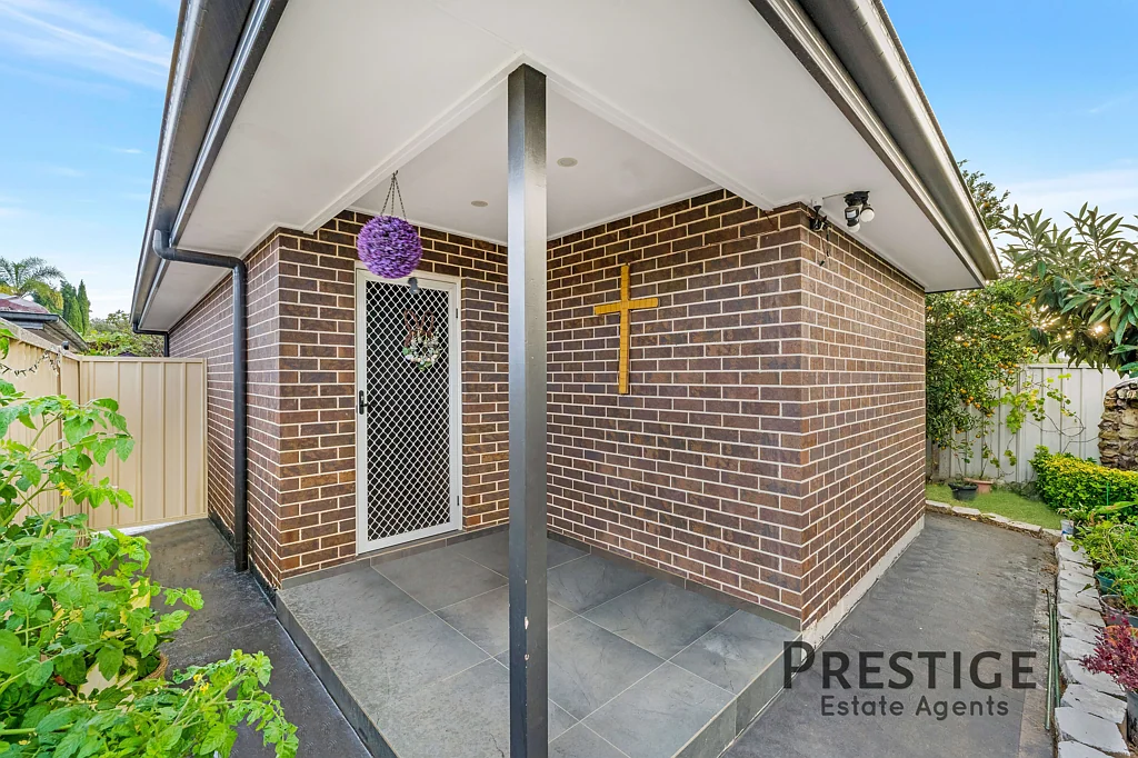 LUXURIOUS AND NEAR NEW GRANNY FLAT!