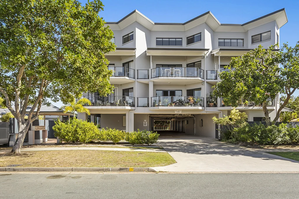 Clontarf 2房 轻松海滨生活，距海滨仅数步之遥 Relaxed Coastal Living Moments from the Waterfront