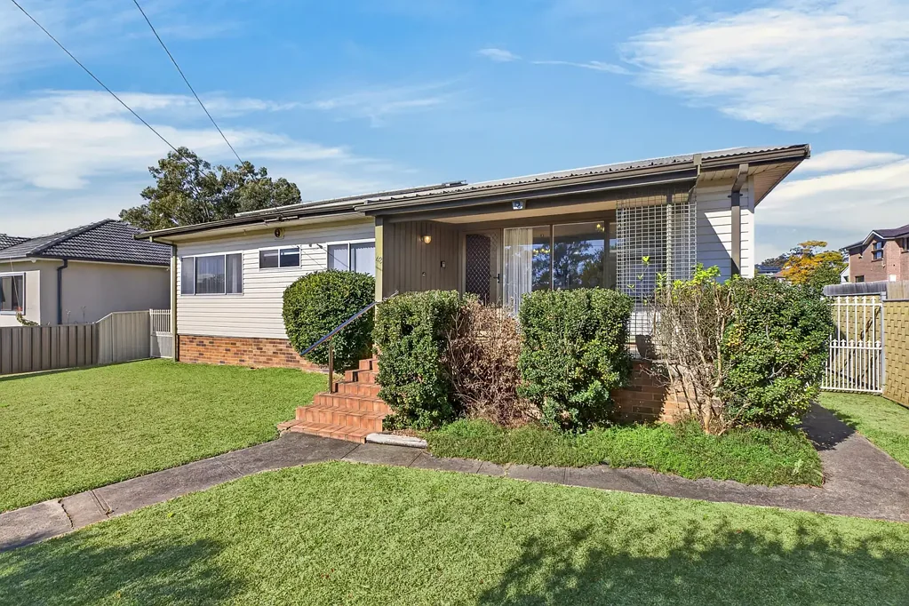 Ingleburn 4chambre Packed with Potential in a Prime Ingleburn Location!