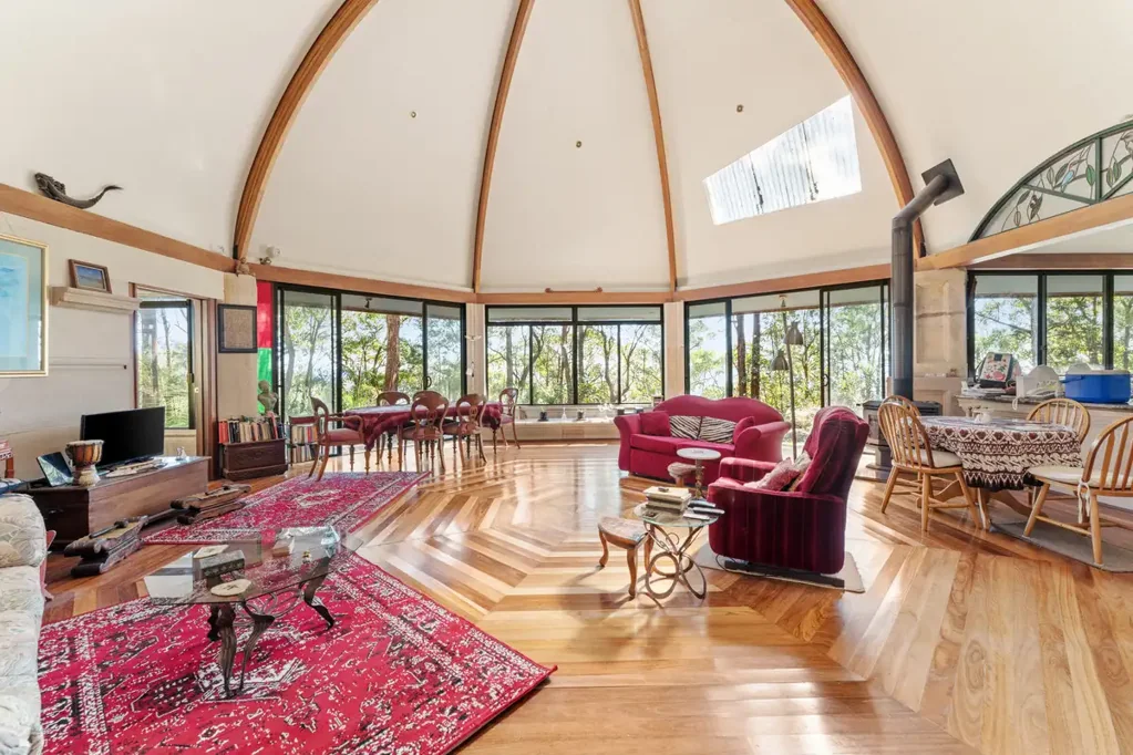 Springbrook 5બેડરૂમ Timeless Craftsmanship Meets Natural Beauty: An Iconic 23-Acre Estate Overlookin