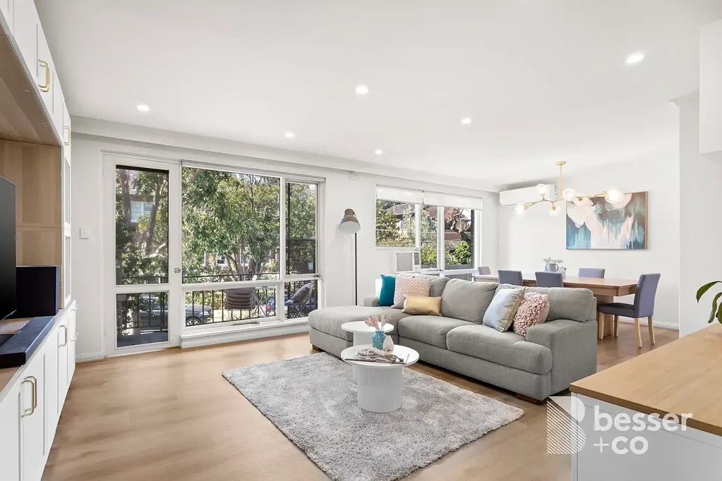 Caulfield North 2房 北向景观 顶层安保 光线充足 橡木地板 咖啡馆阳台 精致厨房 独立湿区 砖制奖品 独立空调 步行商圈 Updated, Large, and North Facing