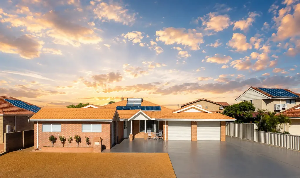 Geraldton 4房  Luxury Central Geraldton Living - Pool, Huge Powered Shed & 3 Garages