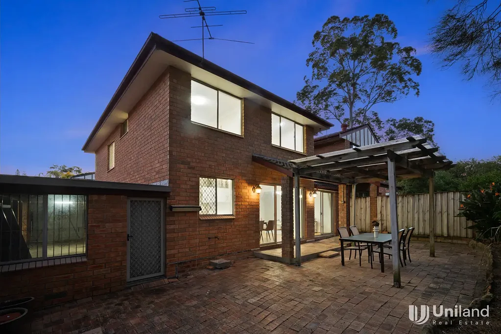 Spacious Family Townhouse with Flexible 5-Bedroom Layout & Large Backyard