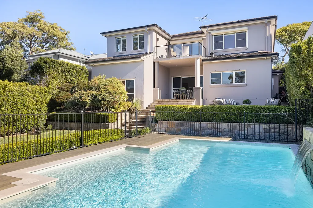 Tennyson Point 5غرفة نوم Double brick family home with level lawns & pool on 885sqm of land.