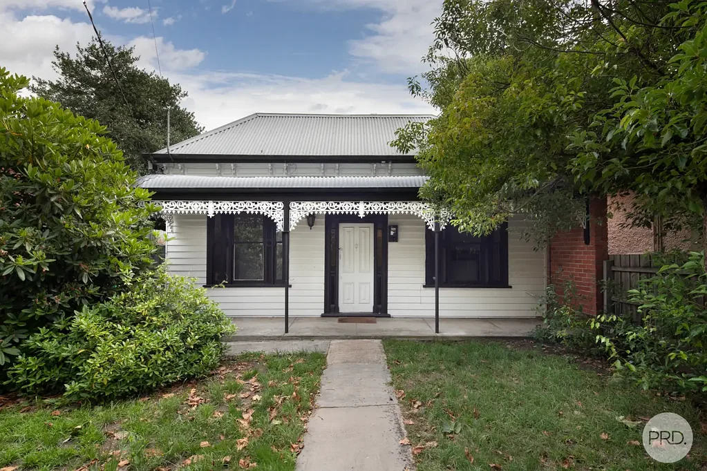 FOUR BEDROOM HOME ONLY ONE BLOCK FROM STURT STREET & WALKING DISTANCE TO LAKE WENDOUREE