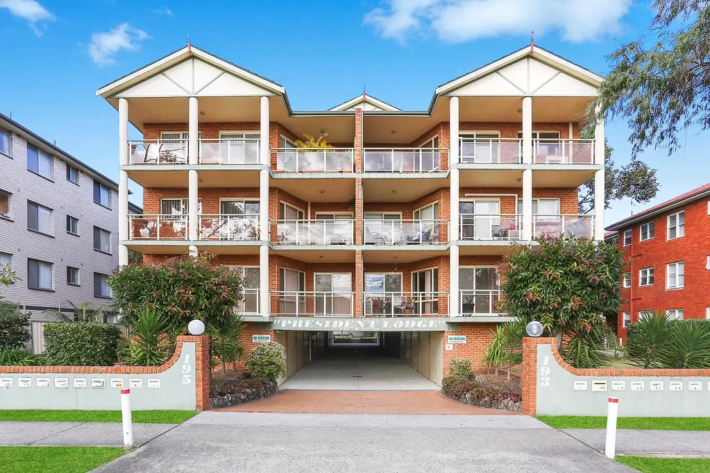 Spacious 2 bedroom unit in great location