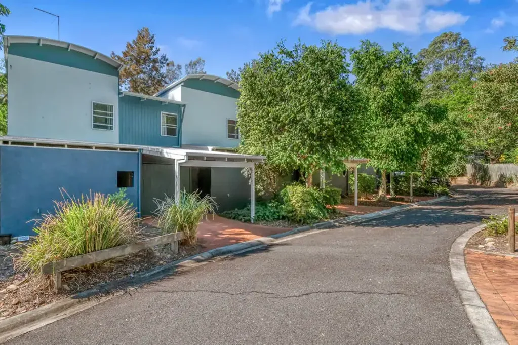 Spacious townhouse in heart of Seven Hills