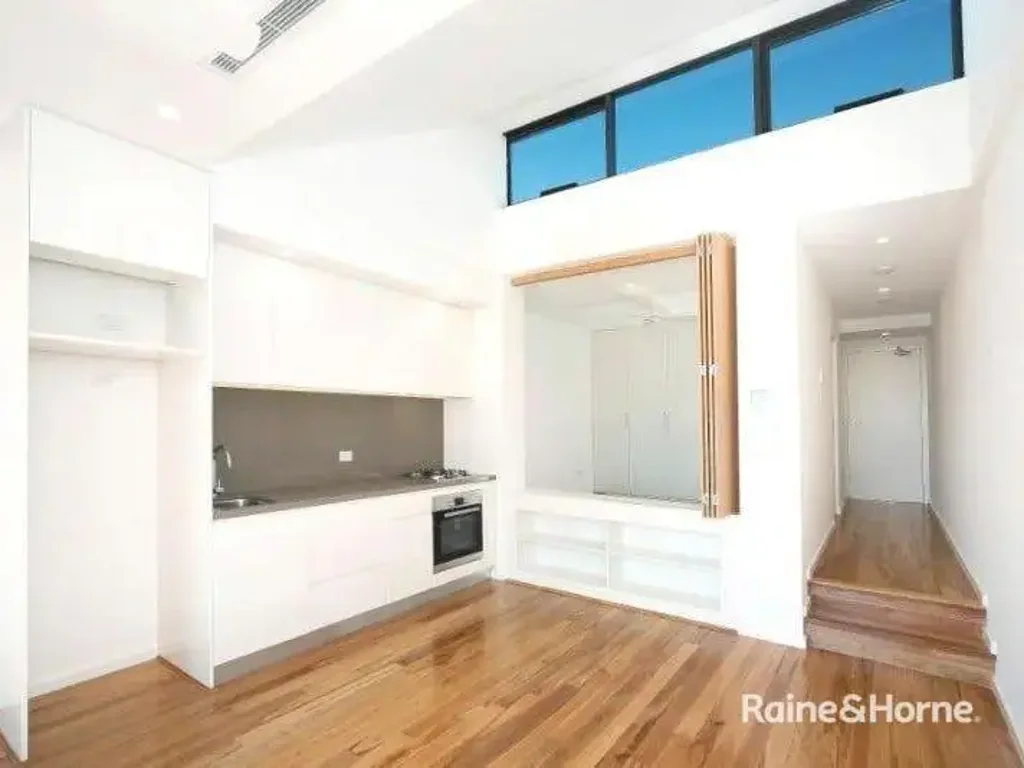 SUN DRENCHED ONE BEDROOM IN THE HEART OF KENSINGTON!