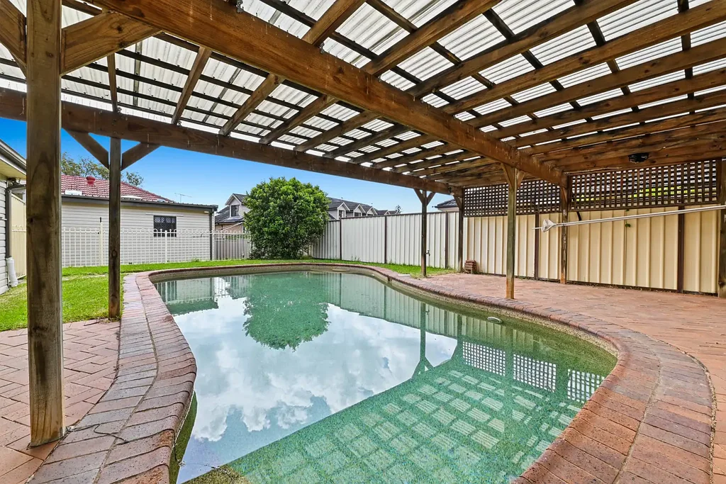 4 Bedroom Family Home with a Large Inground Swimming Pool!