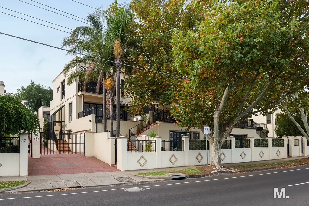 Ascot Vale 2房 超大空间 公园环绕 步行便利 岛式厨房 双车库 庭院娱乐 独一无二 ONE LOOK AND YOU'LL BE HOOKED ON FISHER.