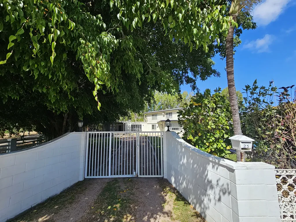 Ayr 4 Slaapkamer FANTASTIC FAMILY HOME WITH POOL & SOLAR...