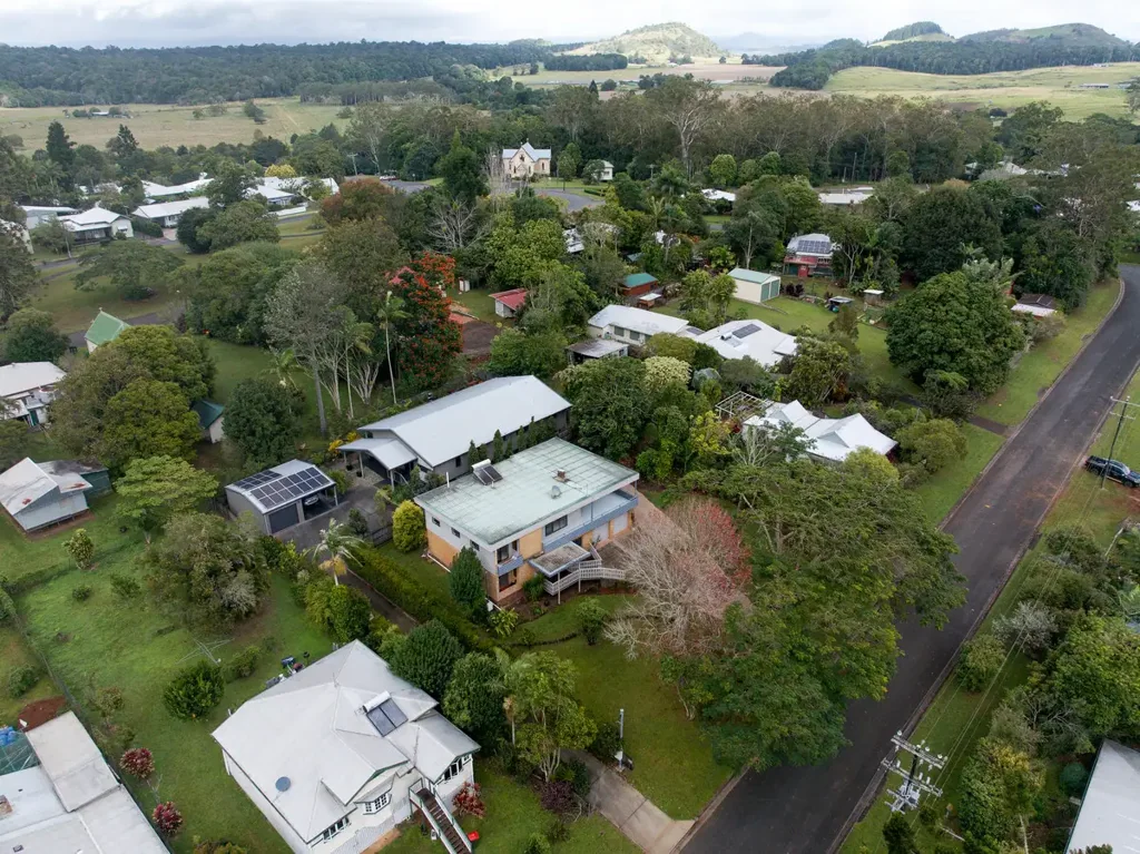 4 Bedroom 2 Bathroom Family Home in Yungaburra
