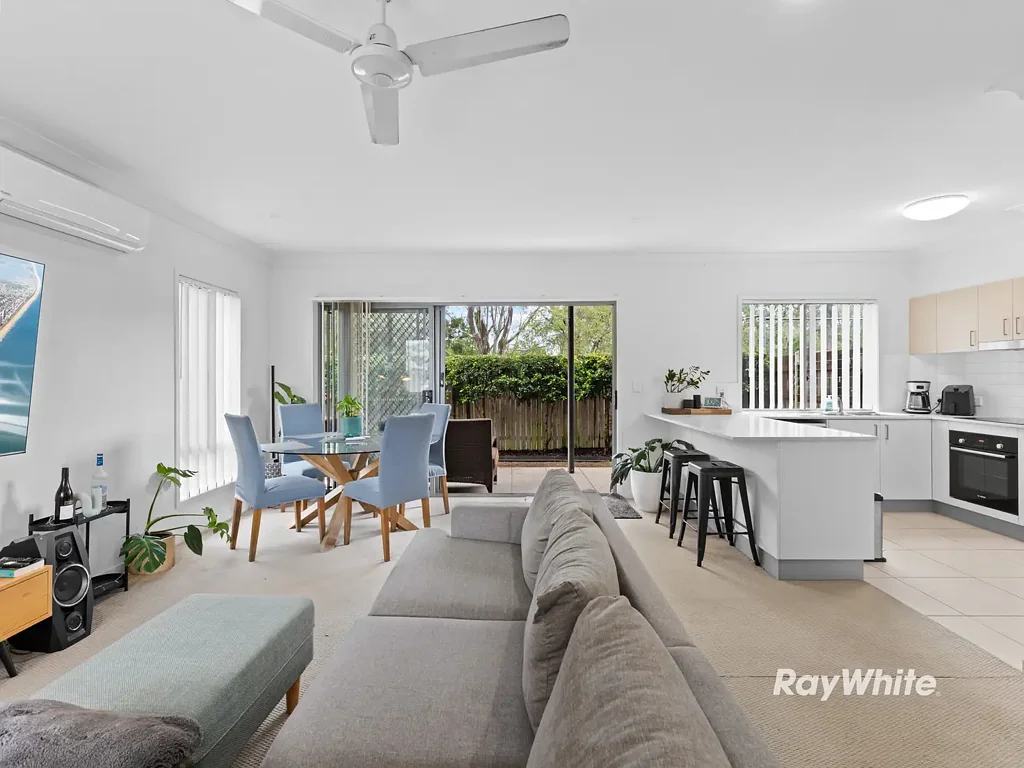 TRANQUIL TOWNHOUSE LIVING WITH BUSHLAND VIEWS IN SOVEREIGN VILLAS!