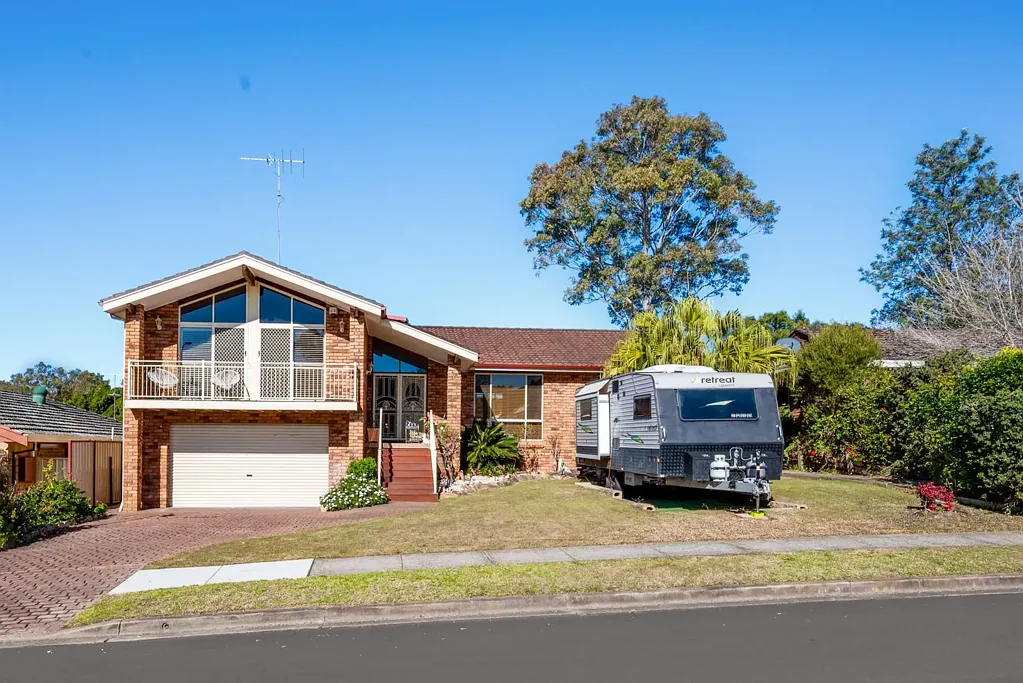 Kingswood 4 Bedroom Spacious Tri-Level Home with Inground Pool!