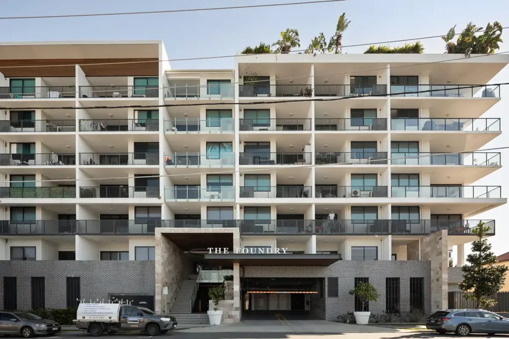 Woolloongabba 1 Bedroom Inner- City Living with Versatile Multipurpose Room