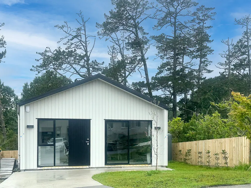 Helensville 4ਬੈੱਡਰੂਮ Bright, Spacious, and Contemporary