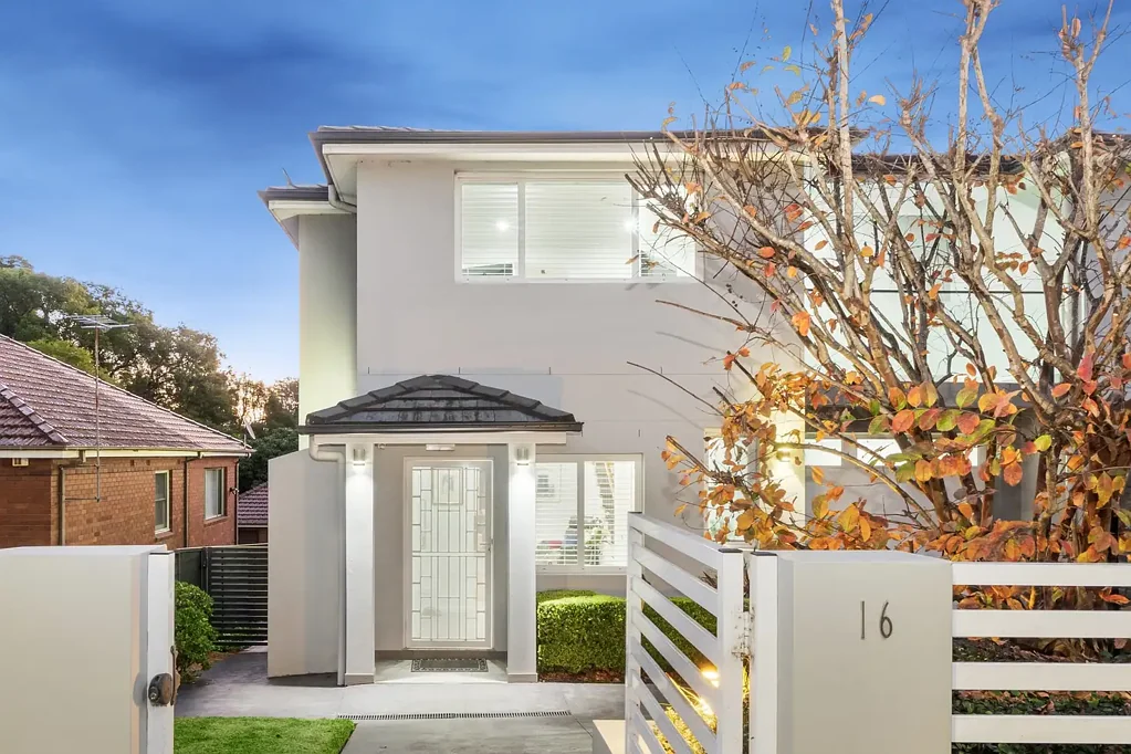 West Ryde 4침실 Architecturally Designed | Ultra-Convenient Location | Just 10 Years Young | Distinctive Features Throughout | Welcome Home…