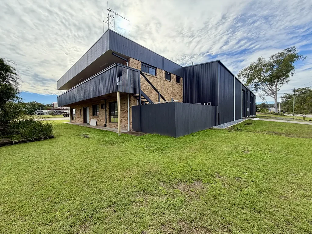Spacious Upstairs 3 bedroom Unit with Open Plan Living