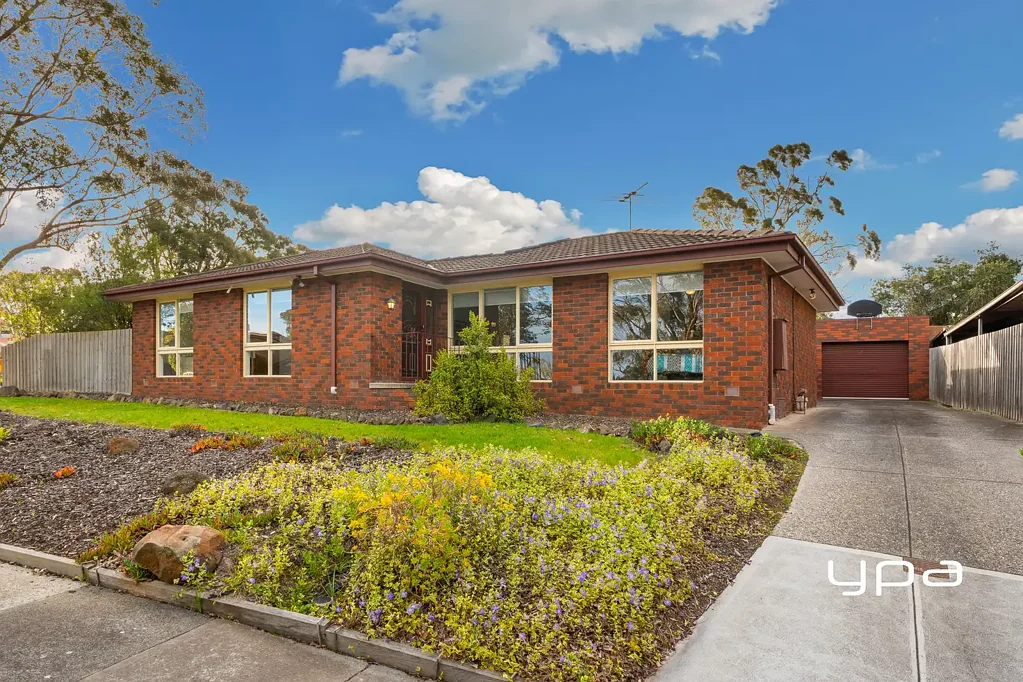 Sunbury 5 Bedroom Five Bedrooms, Gum Tree Hills, approx. 729m2 what more can you want !
