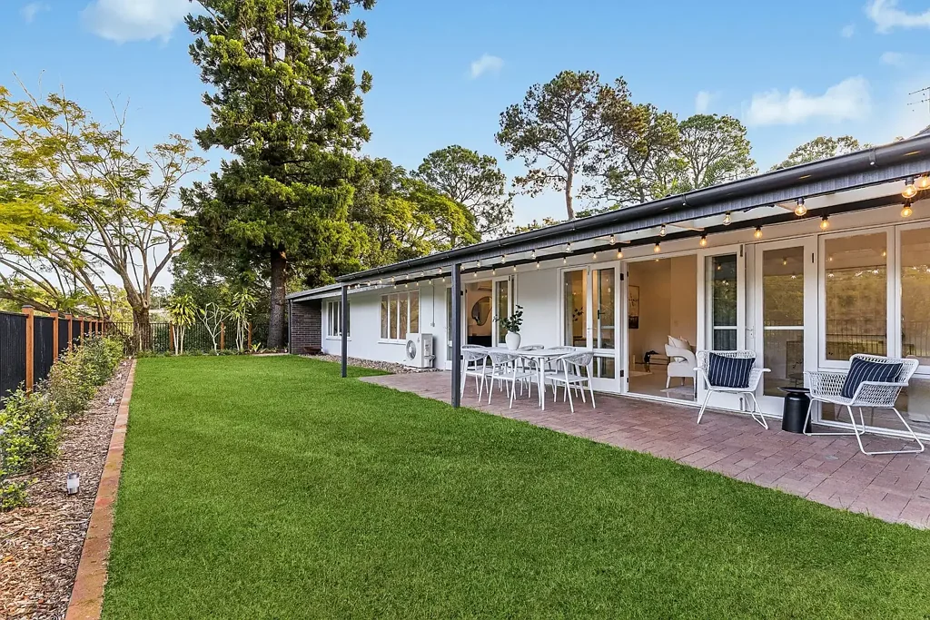 Corinda 3部屋 LOW-SET LIVING WITH A LEAFY OUTLOOK