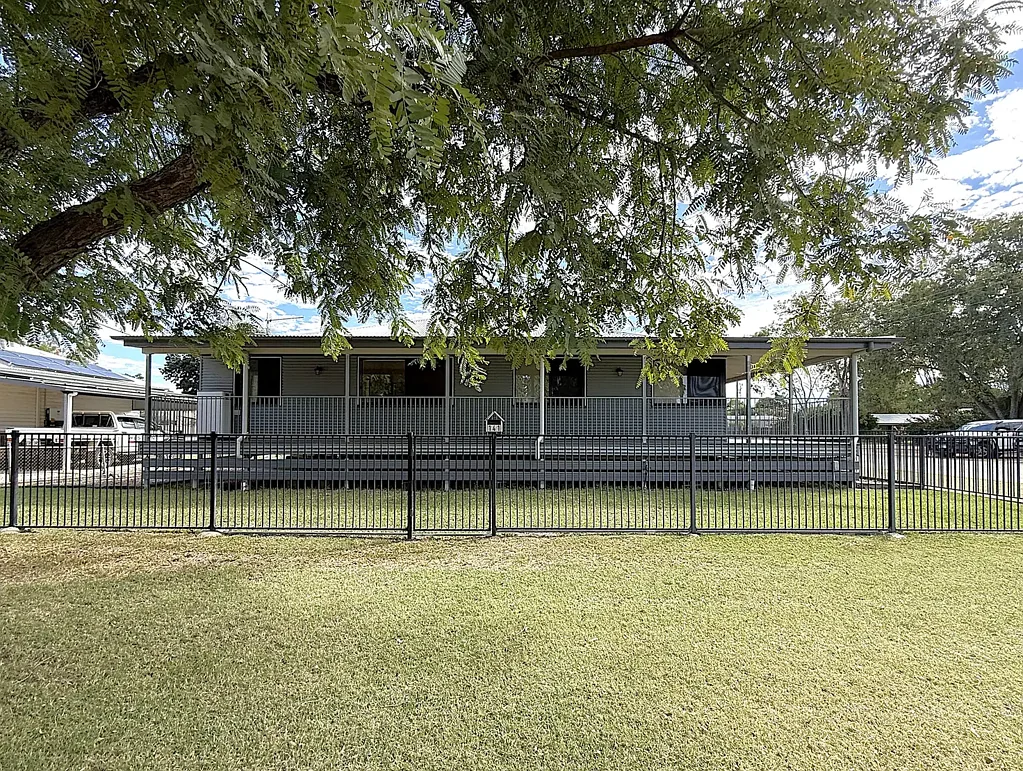 Longreach 4બેડરૂમ Timeless Character Meets Modern Comfort in Queenslander Form