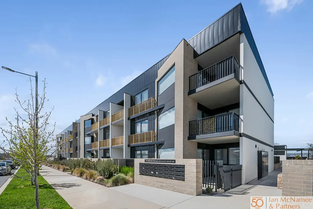 TWO-BEDROOM TOP FLOOR APARTMENT