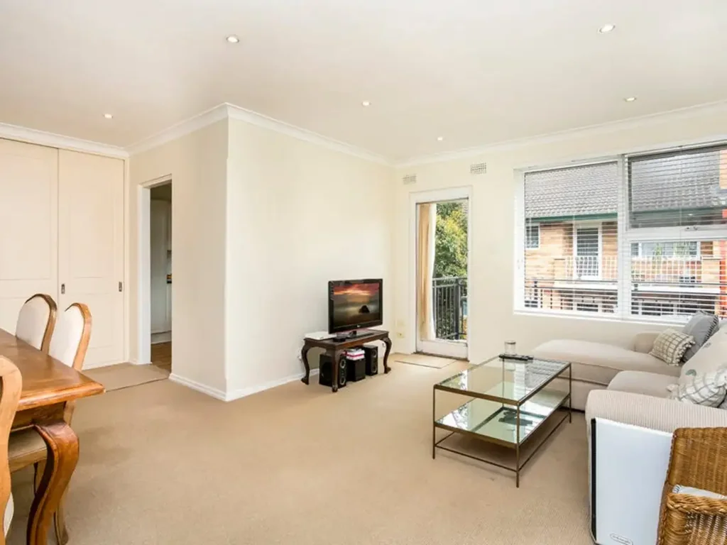 Sunlit Top Floor Apartment in Prime Waverton Location