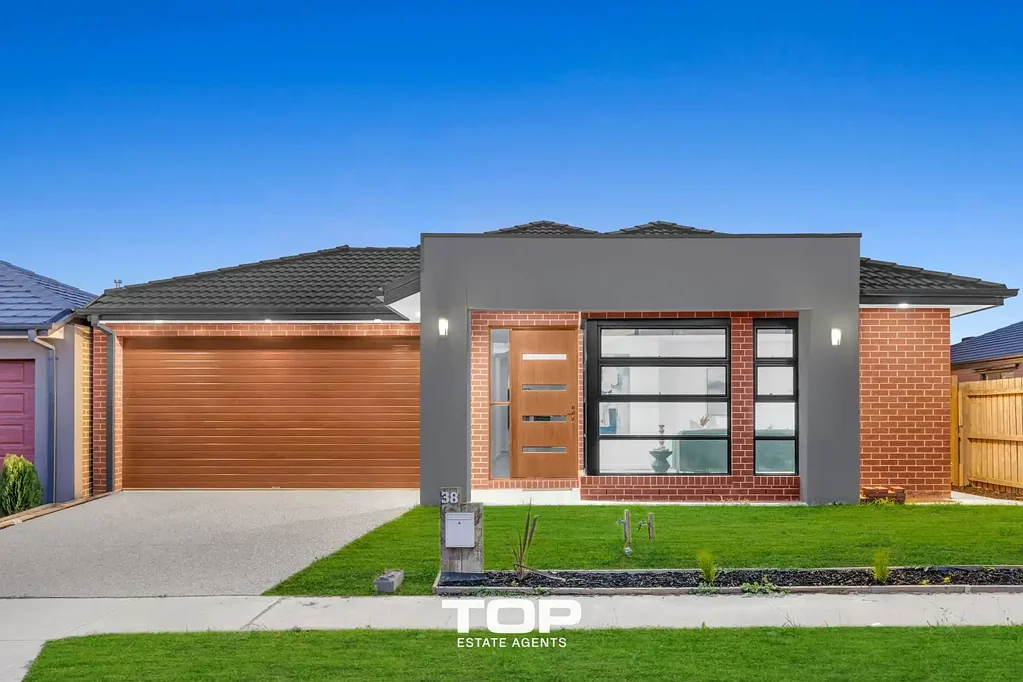 38 Bernardins St, Clyde North, VIC 3978