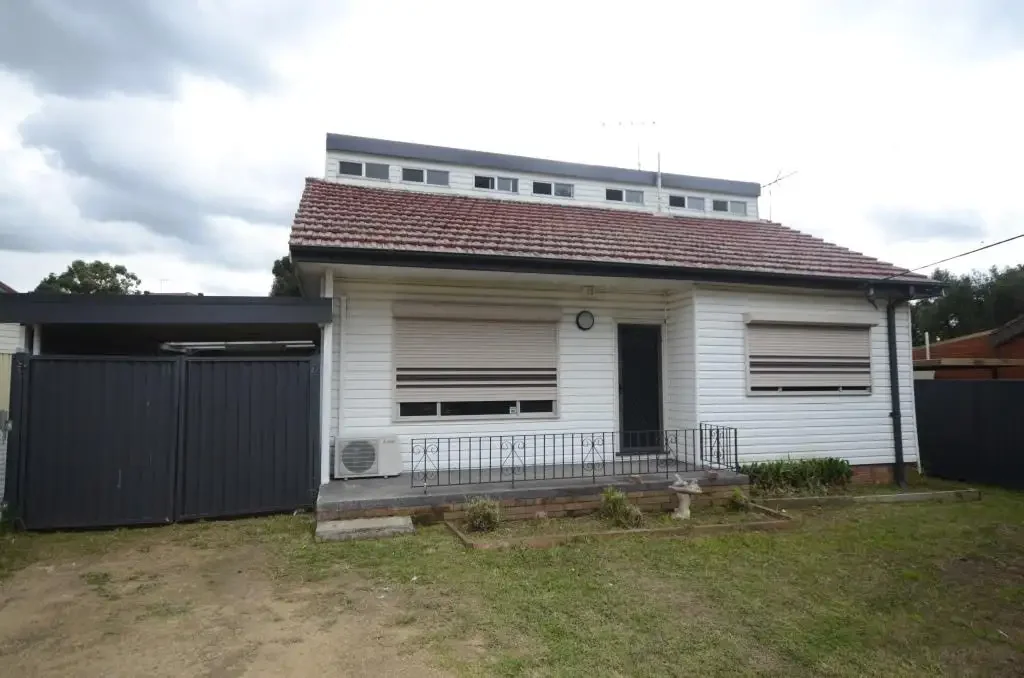 3 Bedroom Half House!!