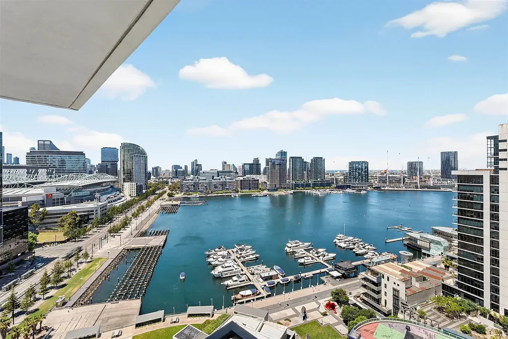 Docklands 3房 NewQuay核心地段 海港景观 24小时礼宾服务 全配健身房 SPA泳池 阳台观景 现代厨房 3卧2卫 停车位 3 Bed 3 bath 2 carparks. Prime location, natural light and amenities