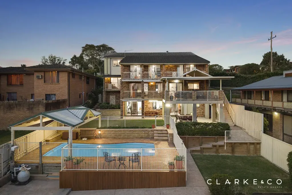 East Maitland 5房  FIVE LEVELS OF FAMILY LIVING WITH STUNNING VIEWS!