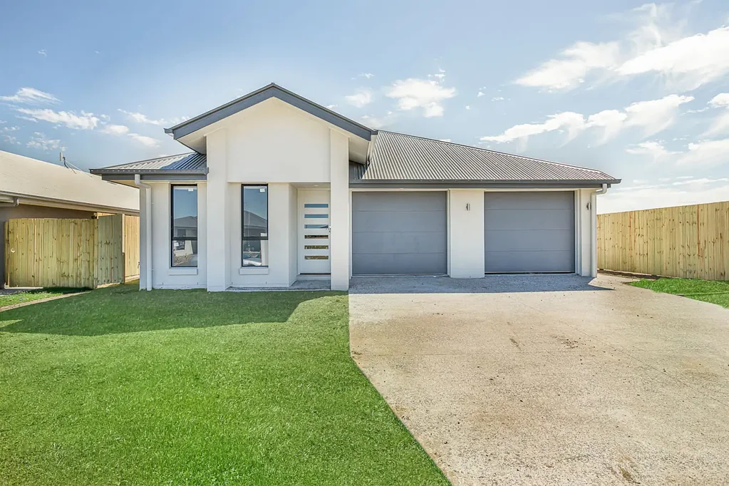 Stylish 3-Bedroom Duplex in a Peaceful Logan Reserve Location