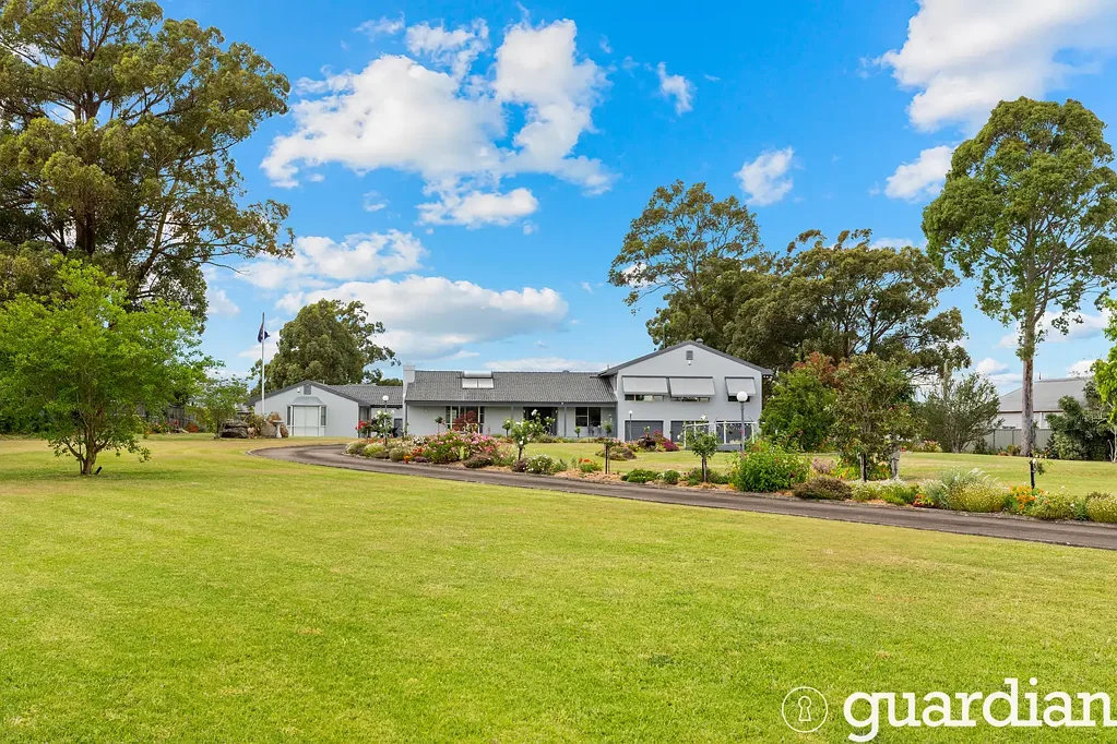 Kenthurst 5房 优越地段 2.03公顷可耕地 错层设计 Caesarstone厨房 公园庭院 三车位车库 主套房奢华 学区房精英 Impeccably renovated family haven