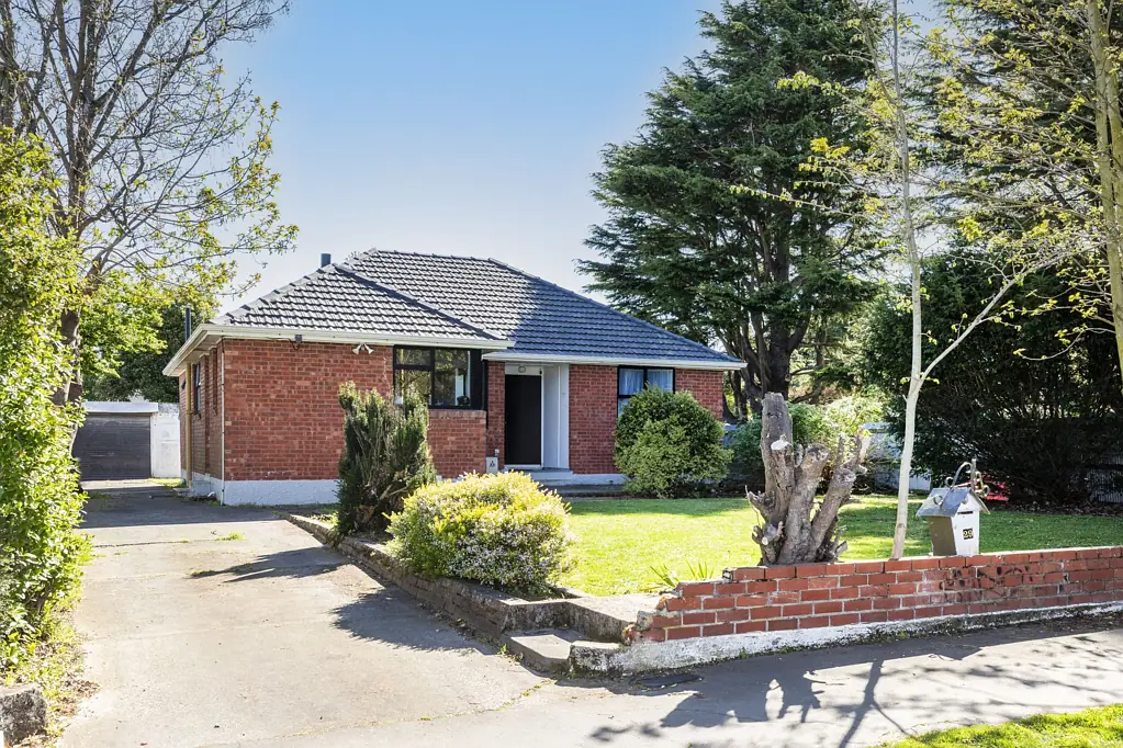Sockburn 5Moenga University, Location, Returning 7%+
