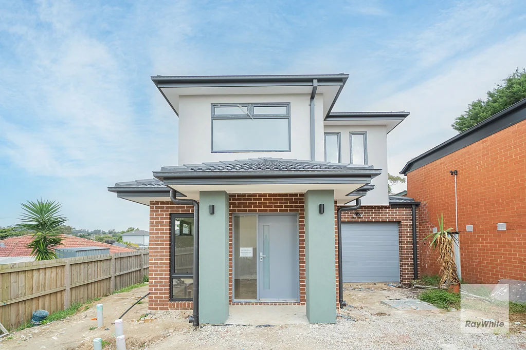 Stylish newly built Townhouse in Quiet Court Location