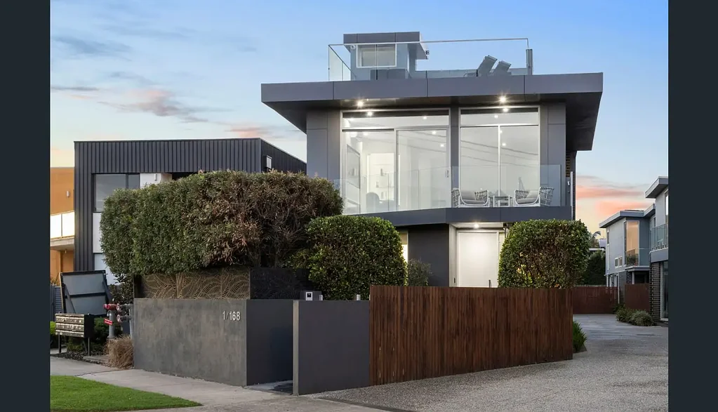 4 Bedroom townhouse with sweeping bay views & incredible rooftop terrace from lift access