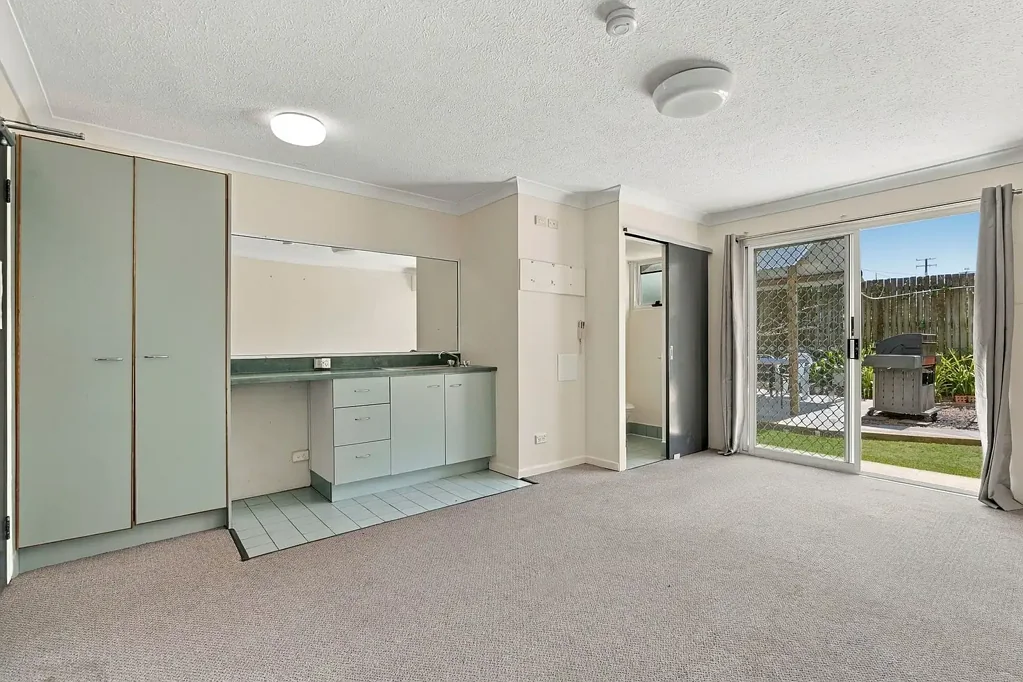 Central Studio Apartment with Utilities Included
