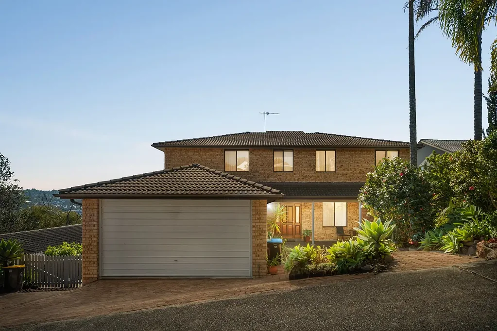 Frenchs Forest 5Zimmer A Rare Opportunity - Bathed in Northerly Sun - Huge Solid brick Home - 881sqm Block