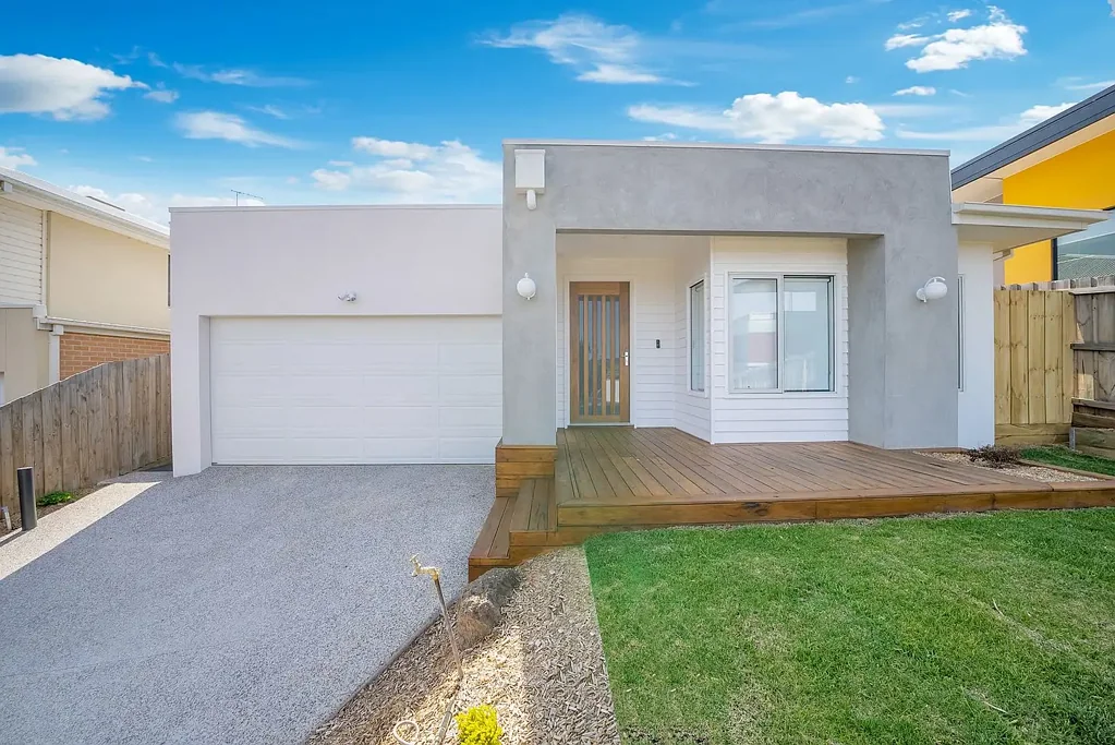 NEAR NEW STUNNING FAMILY HOME