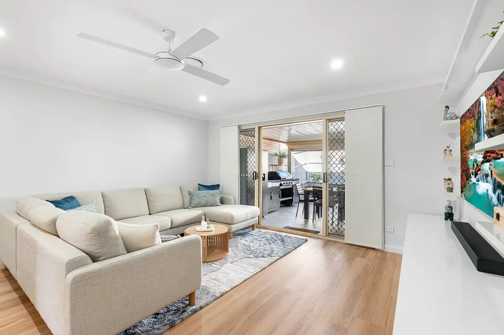 Wynnum West 2Phòng ngủ IMPRESSIVELY RENOVATED LOWSET TOWNHOME IN CONVENIENT LOCATION