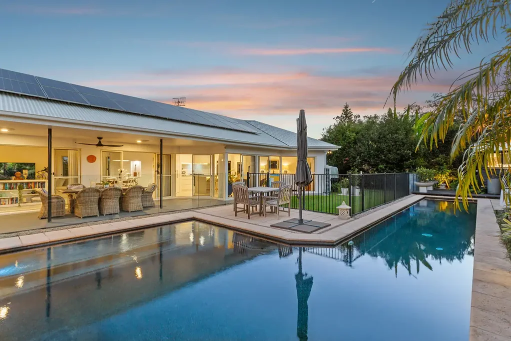 Noosaville 4غرفة نوم Renovated Sanctuary in a Prestigious Noosa Waters Address