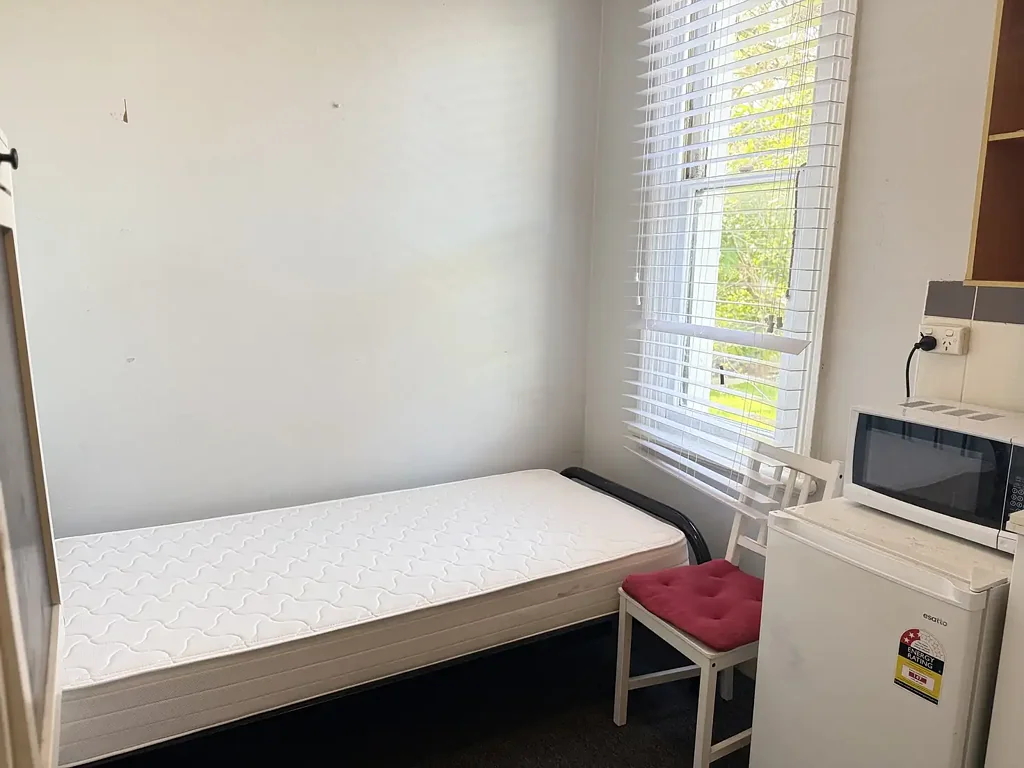 Small Private Room with Shared Bathroom (Only One Other Person) & Kitchen - All Bills Included