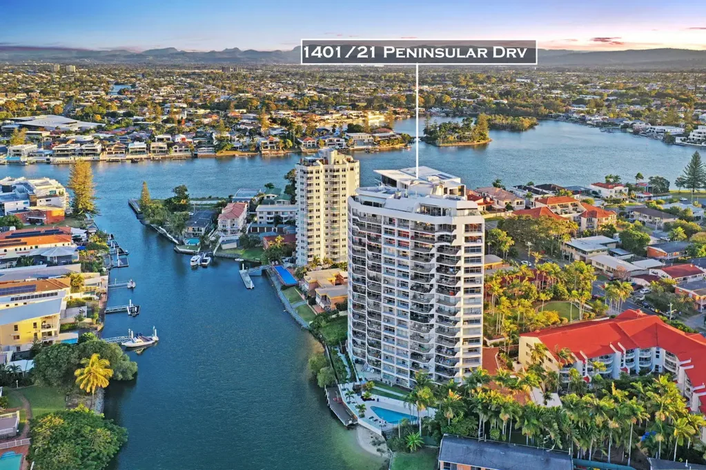 Surfers Paradise 3房  Elevated North-East Waterfront Residence with Panoramic Water Outlooks